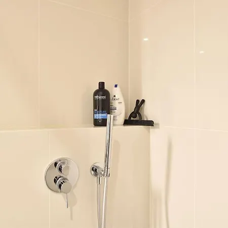شقة Amazing High-rise 1br With 11th Floor Views *