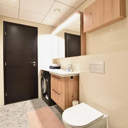 Amazing High-rise 1br With 11th Floor Views تالين