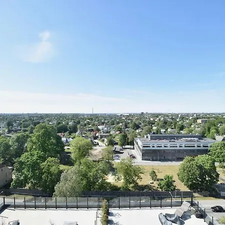 Amazing High-rise 1br With 11th Floor Views شقة تالين
